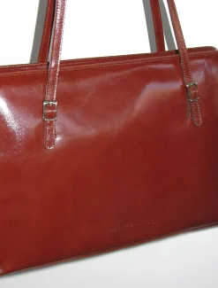 Outlet No 1002/Caye Kvinder Cayetano